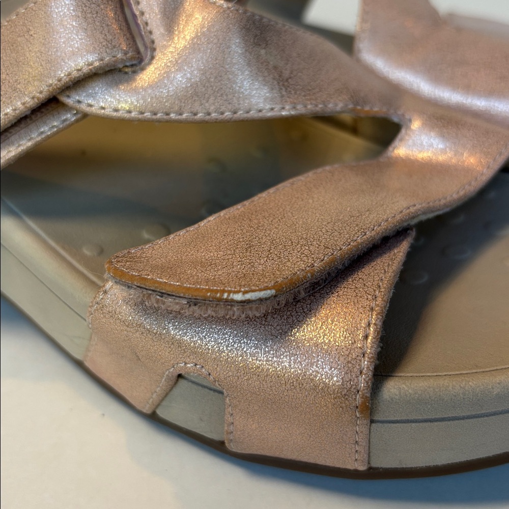 Vionic Kylan Pink Metallic Sandals. Size 8 - Picture 9 of 9